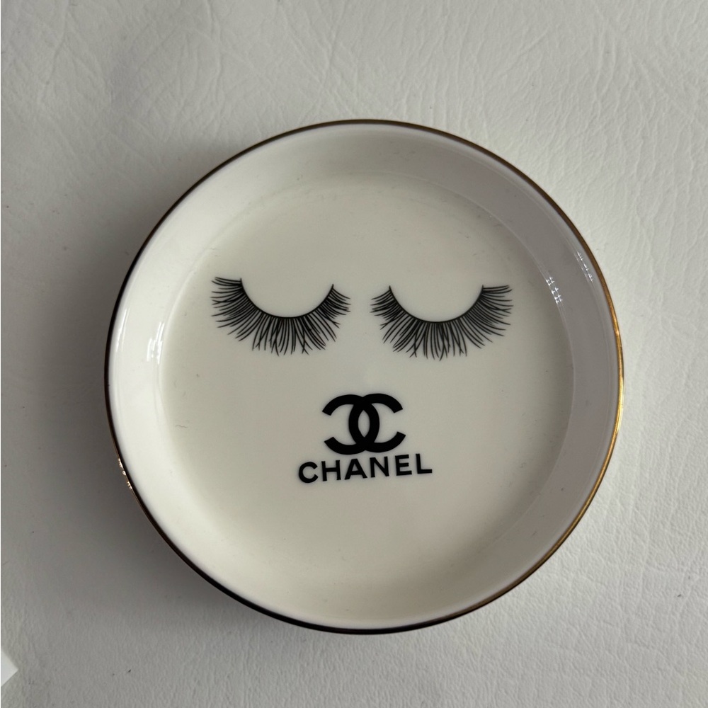 ❗️CLEARANCE❗️Luxury White Dish with Gold Trim - Picture 2 of 2